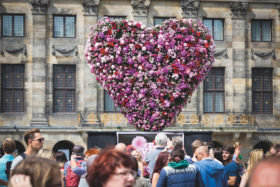 Amsterdam Pride festival hart pioenen